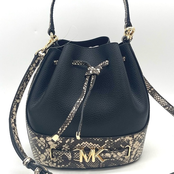 Michael Kors Handbags - Michael Kors Reed Medium Bucket Messenger Crossbody Bag